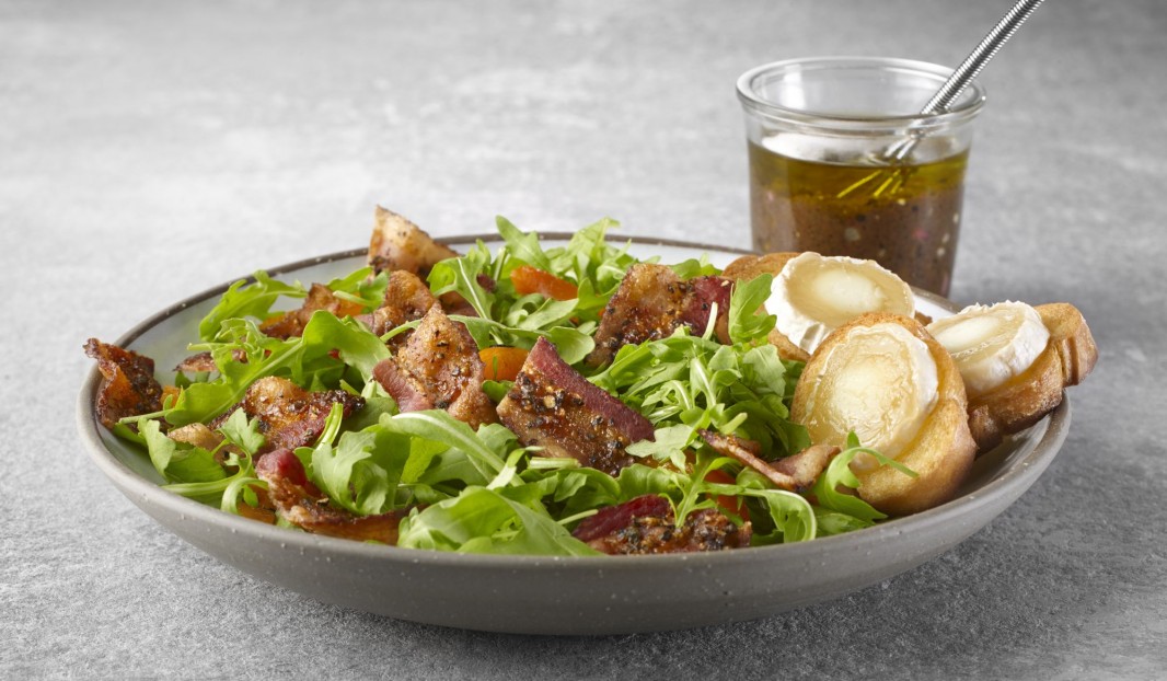 Salade de roquette et bacon poivré, vinaigrette balsamique et croutons de chèvre