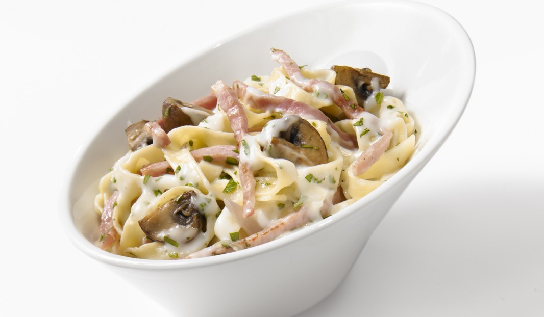 Tagliatelle with mushrooms and smoked ham
