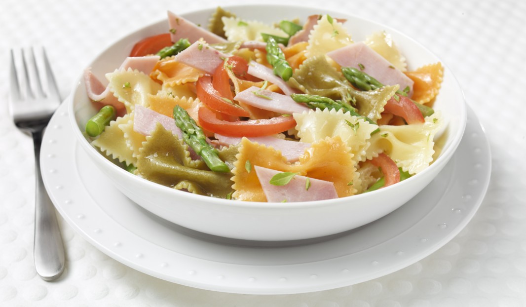 Three-colour vegetable pasta with ham