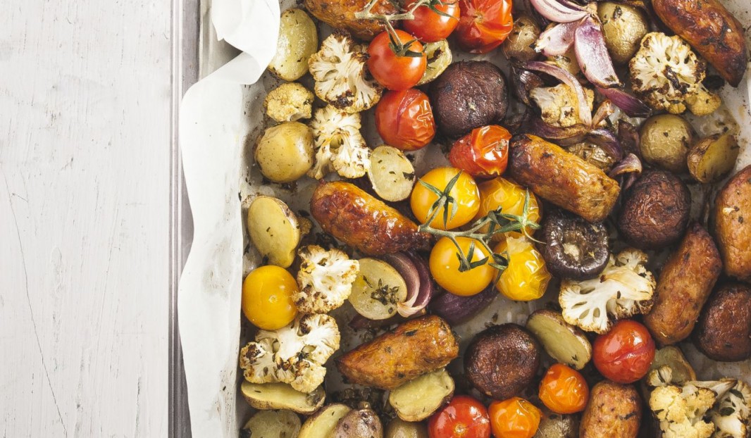 SAUSAGES WITH ROASTED VEGETABLES, WHITE WINE AND FRESH HERBS 