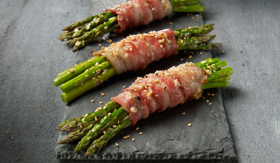 Roasted asparagus with bacon and sesame