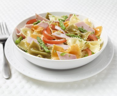 Three-colour vegetable pasta with ham 