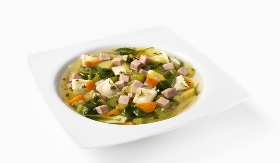 Soupe-repas aux minis-raviolis, légumes et jambon
