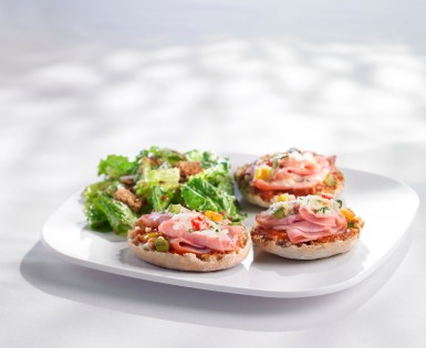 Mini-pizzas with black forest smoked ham and grilled bell peppers 