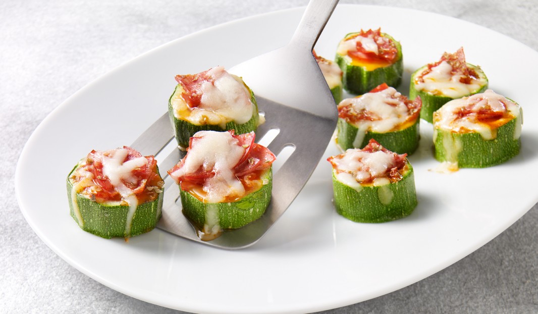 Zucchini pizza rounds with Amoré pepperoni