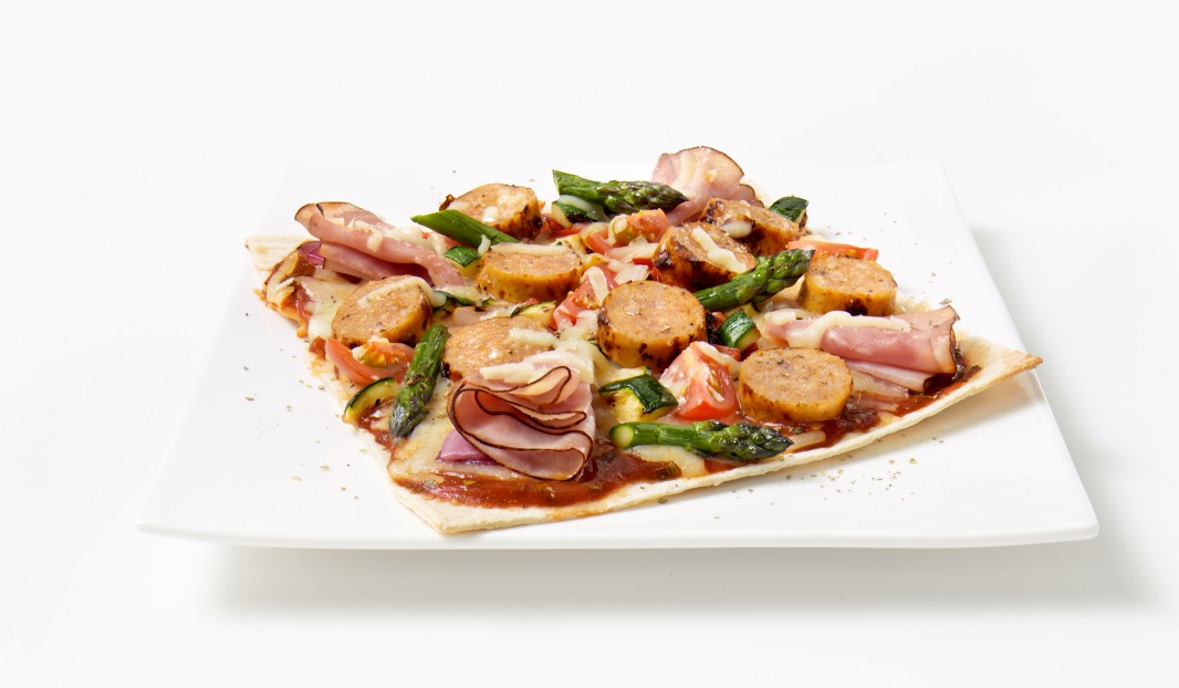 Pizza à la saucisse italienne douce, jambon fumé et légumes grillés