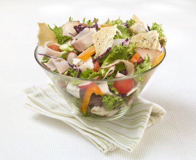 Salade aux légumes et charcuteries